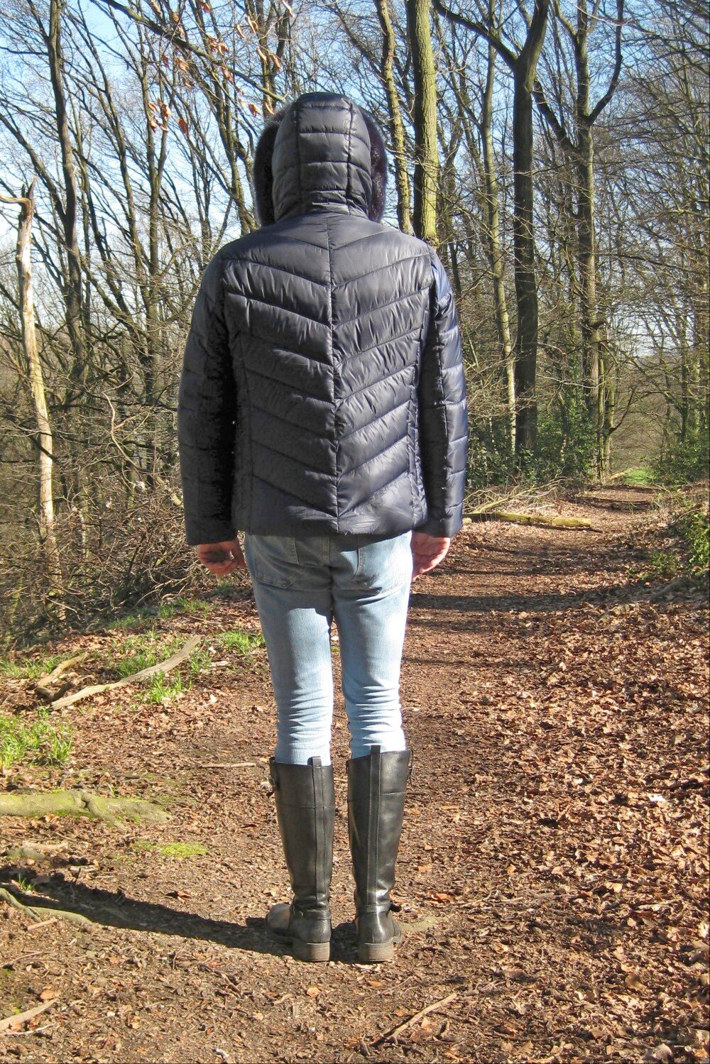 Sparzieren mit meiner neuen Rick Cardonia Steppjacke im Wald.jpg