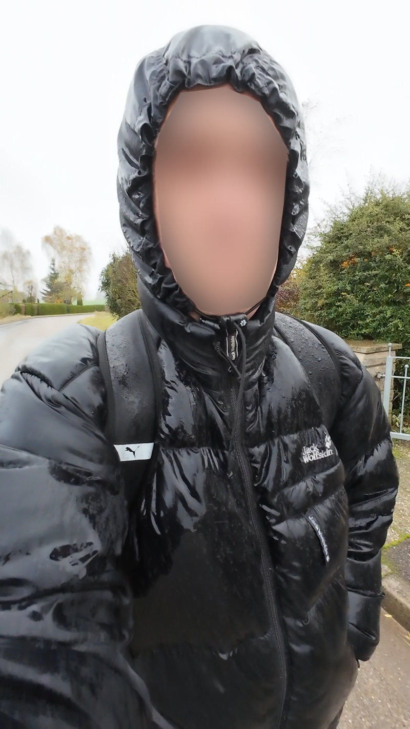 Mit Jack Wolskin-Daunenjacke im Regen.jpg